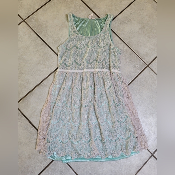 Dresses & Skirts - 🟪 Lace Overlay dress